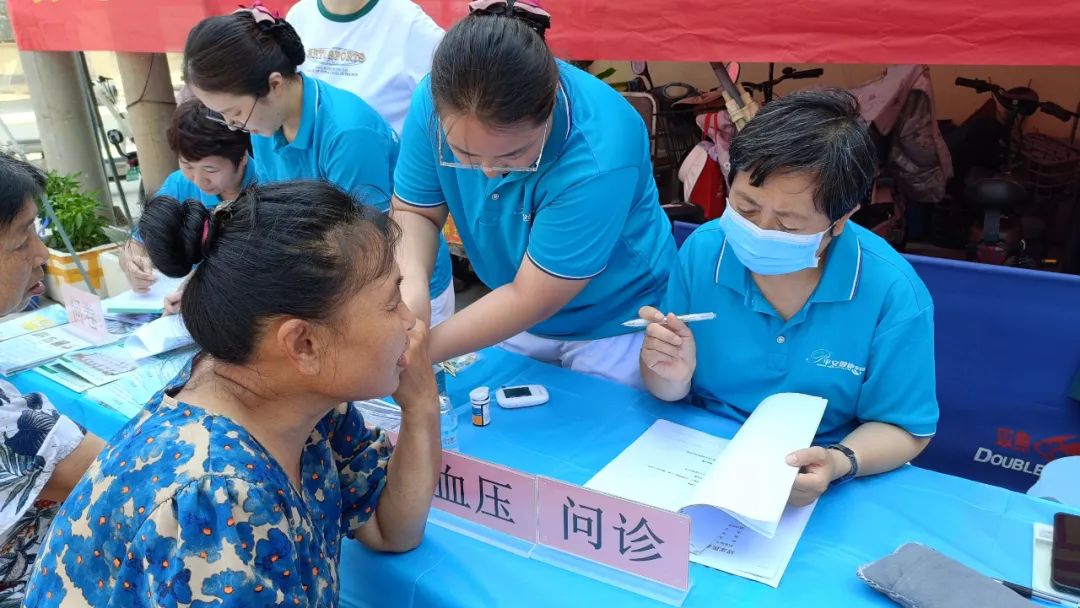 东风街道区域养老服务中心开展“社区养老零距离，健康服务进万家”主题健康公益活动